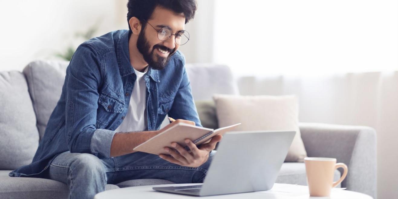 Arbeitsplatz mit Finanzberichten und Analysetools